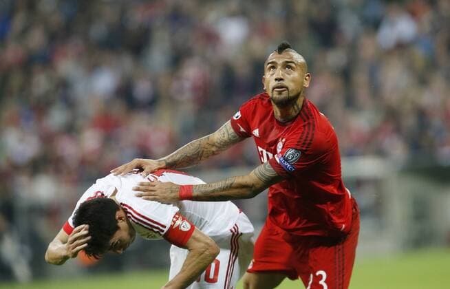 V.li. Nicolas Gaetan (Benfica) , Arturo Vidal (Bayern) . FC Bayern München-Benfica Lissabon . München, GER, 05.04.2016, Viertelfinale Hinspiel, Fussball-Champions League 2015-2016 .
