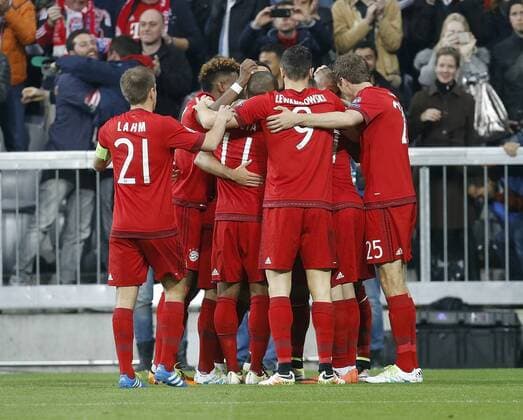 Torjubel 1:0 Müncheh durch Arturo Vidal (Bayern) . FC Bayern München-Benfica Lissabon . München, GER, 05.04.2016, Viertelfinale Hinspiel, Fussball-Champions League 2015-2016 .