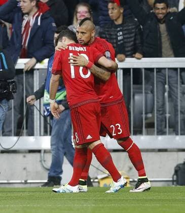 Torjubel 1:0 München, V.li. Juan Bernat (Bayern) , Torschütze Arturo Vidal (Bayern) . FC Bayern München-Benfica Lissabon . München, GER, 05.04.2016, Viertelfinale Hinspiel, Fussball-Champions League 2015-2016 .