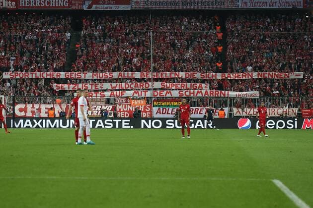 Fußball, Champions League, Viertelfinale, FC Bayern München - Benfica Lissabon 05.04.2016, xjfx, Fussball Champions League, FC Bayern Muenchen - Benfica Lissabon, emspor, v.l. Bayern Fans mit Banner, Setzliste? Wildcard? Superliga?, Fans,Stimmung, Schals, Trikots, Emotionens