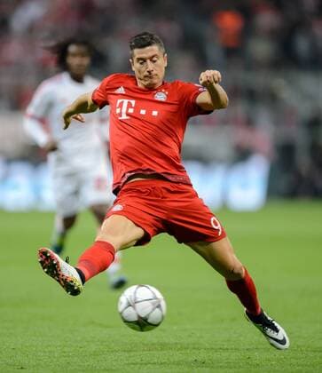 Fußball, Champions League, Viertelfinale, FC Bayern München - Benfica Lissabon 5. April 2016: Muenchen, Allianz Arena: Fussball UEFA Champions League, Viertelfinale: FC Bayern Muenchen - Benfica Lissabon: Muenchens Robert Lewandowski am Ball.