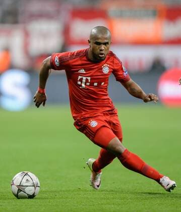 Fußball, Champions League, Viertelfinale, FC Bayern München - Benfica Lissabon 5. April 2016: Muenchen, Allianz Arena: Fussball UEFA Champions League, Viertelfinale: FC Bayern Muenchen - Benfica Lissabon: Muenchens Douglas Costa de Souza am Ball.