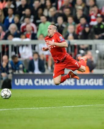 Fußball, Champions League, Viertelfinale, FC Bayern München - Benfica Lissabon 5. April 2016: Muenchen, Allianz Arena: Fussball UEFA Champions League, Viertelfinale: FC Bayern Muenchen - Benfica Lissabon: Muenchens Franck Ribery wird gefoult und fliegt durch die Luft.