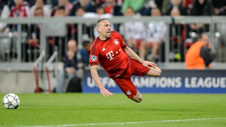 Fußball, Champions League, Viertelfinale, FC Bayern München - Benfica Lissabon 5. April 2016: Muenchen, Allianz Arena: Fussball UEFA Champions League, Viertelfinale: FC Bayern Muenchen - Benfica Lissabon: Muenchens Franck Ribery wird gefoult und fliegt durch die Luft.
