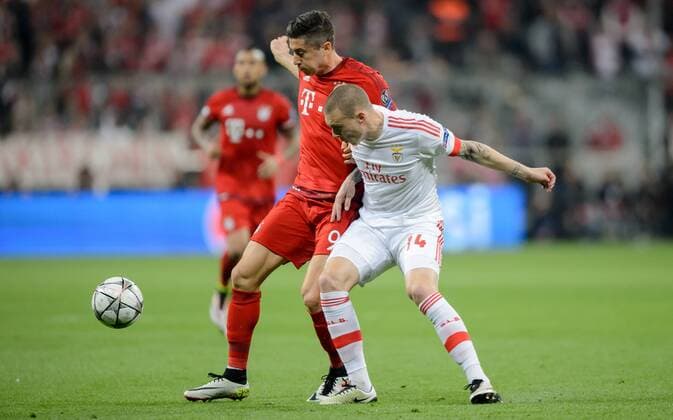 Fußball, Champions League, Viertelfinale, FC Bayern München - Benfica Lissabon 5. April 2016: Muenchen, Allianz Arena: Fussball UEFA Champions League, Viertelfinale: FC Bayern Muenchen - Benfica Lissabon: Muenchens Robert Lewandowski (rot) gegen Lissabons Victor Lindeloef.