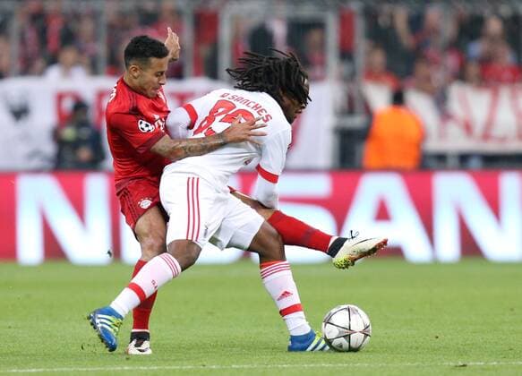 Fußball, Champions League, Viertelfinale, FC Bayern München - Benfica Lissabon München Fußball Champions League Bayern München vs. Benfica Lissabon, v.l. Thiago Alcântara (Bayern), Renato Sanches (Benfica)