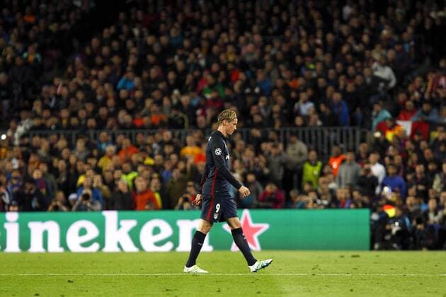 Atletico de Madrid Spanish forward Fernando Torres leaves the field after being expelled during a Champions league quarter final first leg match held at Camp Nou stadium in Barcelona, Catalonia, Spain, 5 April 2016. FC Barcelona Barca VS ATLETICO DE MADRID !ACHTUNG: NUR REDAKTIONELLE NUTZUNG!  BCN014 20160405-635954897206255945