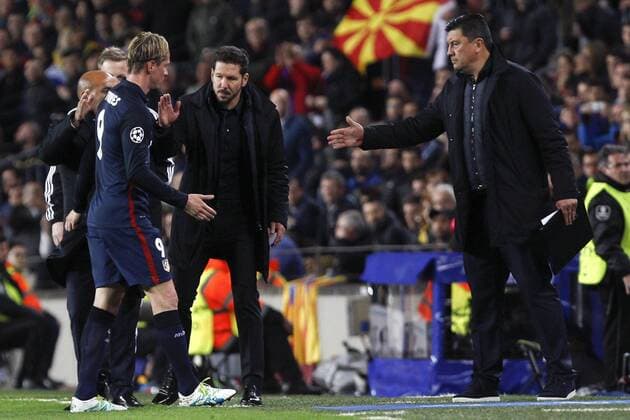 Atletico de Madrid Argentinian coach Diego Pablo Simeone (C) cheers up Spanish forward Fernando Torres (L) as he leaves the field after being expelled during a Champions league quarter final first leg match held at Camp Nou stadium in Barcelona, Catalonia, Spain, 5 April 2016. FC Barcelona Barca VS ATLETICO DE MADRID !ACHTUNG: NUR REDAKTIONELLE NUTZUNG!  BCN015 20160405-635954897242447945