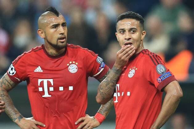 05.04.2016, Fussball Championsleague 2015 2016, Viertelfinale Hinspiel, FC Bayern München - Benfica Lissabon, in der Allianzarena München. v.li: Arturo Vidal (FC Bayern München) und Thiago (FC Bayern München) nachdenklich. 
