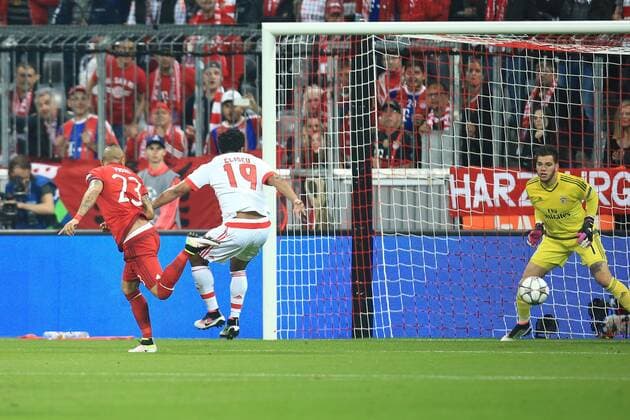 05.04.2016, Fussball Championsleague 2015 2016, Viertelfinale Hinspiel, FC Bayern München - Benfica Lissabon, in der Allianzarena München. Arturo Vidal (li, FC Bayern München) köpft hier das Tor zum 1:0. re: Torwart Ederson (Benfica Lissabon). 
