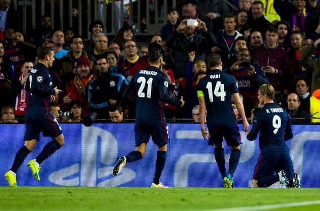 Fußball, Champions League, Viertelfinale, FC Barcelona - Atletico Madrid 05.04.2016, xslx, Fussball UEFA Champions League, FC Barcelona Barca - Atletico Madrid, emspor, v.l. Fernando Torres (Atletico de Madrid) (R) Jubelt nach dem Tor zum 0-1