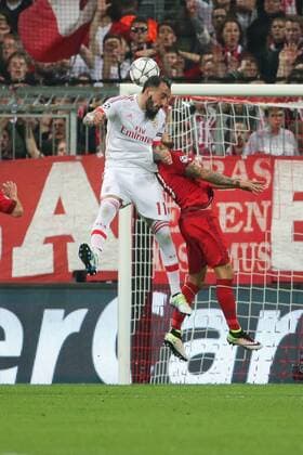 Dienstag 05.04.2016, CL, UEFA Champions League, Saison 2015 2016, Viertelfinale, Hinspiel in Muenchen, FC Bayern Muenchen - Benfica Lissabon, Kopfballduell zwischen Konstantinos Mitroglou ( 11, Lissabon) und Arturo Vidal ( 23, Bayern Muenchen) v.l. DeFodi501