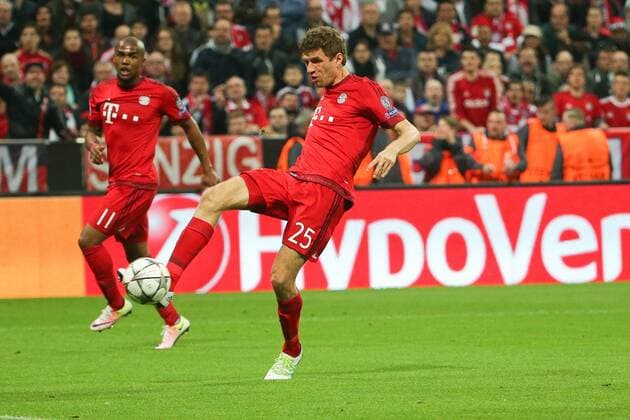 Dienstag 05.04.2016, CL, UEFA Champions League, Saison 2015 2016, Viertelfinale, Hinspiel in Muenchen, FC Bayern Muenchen - Benfica Lissabon, Thomas Mueller ( 25, Bayern Muenchen) scheiterte mit dieser Direktabnahme knapp DeFodi501