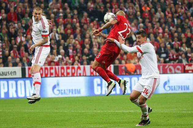 Dienstag 05.04.2016, CL, UEFA Champions League, Saison 2015 2016, Viertelfinale, Hinspiel in Muenchen, FC Bayern Muenchen - Benfica Lissabon, Victor Lindeloef ( 14, Lissabon) li. und Andre Almeida ( 34, Lissabon) re. koennen einen Kopfball von Arturo Vidal ( 23, Bayern Muenchen) nicht verhindern DeFodi501