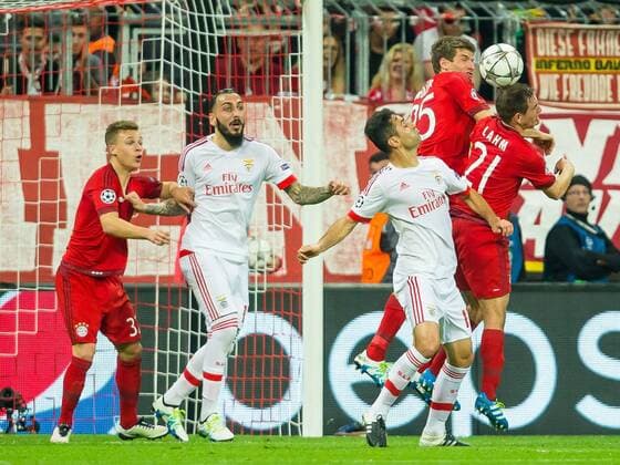 Dienstag 05.04.2016, CL, UEFA Champions League, Saison 2015 2016, Viertelfinale, Hinspiel in Muenchen, FC Bayern Muenchen - Benfica Lissabon, Jonas (Benfica Lissabon 17) gegen Thomas Mueller (FC Bayern 25) Philipp Lahm (FC Bayern 21) DeFodi507