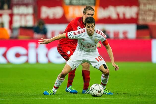 Dienstag 05.04.2016, CL, UEFA Champions League, Saison 2015 2016, Viertelfinale, Hinspiel in Muenchen, FC Bayern Muenchen - Benfica Lissabon, Philipp Lahm (FC Bayern 21) gegen Nicolas Gaitan (Benfica Lissabon 10) DeFodi507
