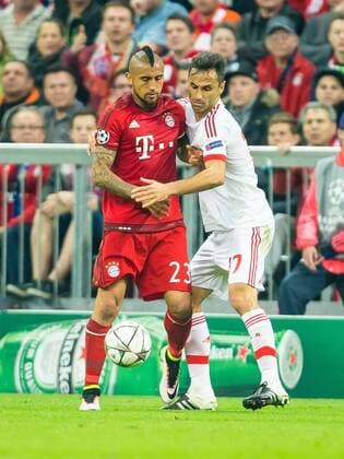 Dienstag 05.04.2016, CL, UEFA Champions League, Saison 2015 2016, Viertelfinale, Hinspiel in Muenchen, FC Bayern Muenchen - Benfica Lissabon, v-l streit um den Ball Arturo Erasmo Vidal (FC Bayern 23) Jonas (Benfica Lissabon 17) DeFodi507