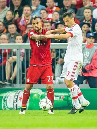 Dienstag 05.04.2016, CL, UEFA Champions League, Saison 2015 2016, Viertelfinale, Hinspiel in Muenchen, FC Bayern Muenchen - Benfica Lissabon, v-l streit um den Ball Arturo Erasmo Vidal (FC Bayern 23) Jonas (Benfica Lissabon 17) DeFodi507