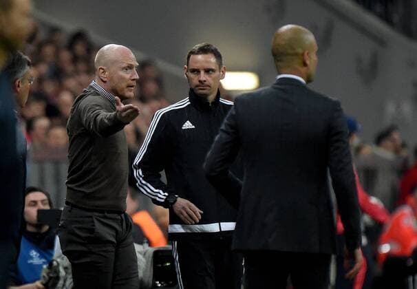 Fußball, Champions League, Viertelfinale, FC Bayern München - Benfica Lissabon 05.04.2016, xjhx, Fussball Champions League, FC Bayern Muenchen - Benfica Lissabon, emspor, v.l. Matthias Sammer Vorstand, Sportmanager, Vorstand für Lizenzspielerangelegenheiten FC Bayern Muenchen) gibt Anweisungen, gestikuliert, mit den Armen gestikulieren gives instructions, gesticulate, gesticolando zu Vierter Offizieller 4. Schiedsrichter Fourth offical Radoslaw Siejka (Polen), Josep Pep Guardiola (Trainer FC Bayern Muenchen)