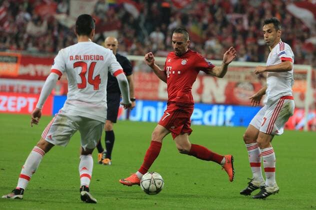 05.04.2016, CL,FC Bayern vs Benfica,Allianz Arena München, im Bild: Andre Almeida (Benfica), Franck Ribery (FCB) und Andreas Samaris (Benfica)