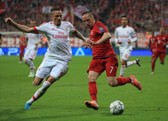 Fußball, Champions League, Viertelfinale, FC Bayern München - Benfica Lissabon 05.04.2016, CL,FC Bayern vs Benfica,Allianz Arena München, im Bild: Ljubomir Fejsa (Benfica) vs Franck Ribery (FCB)