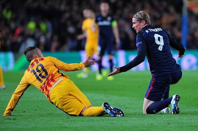 Fußball, Champions League, Viertelfinale, FC Barcelona - Atletico Madrid April 5, 2016 - Barcelona, Catalonia, Spain - Jordi Alba of F.C. Barcelona speaking with Fernando Torres of Atltico de Madrid during the F.C. Barcelona vs Atletico de Madrid quarters of final UEFA Champions League match in Barcelona, 5 of April, 2016. FC Barcelona Barca v Club Atletico de Madrid - UEFA Champions League quarters of final  - ZUMAn230