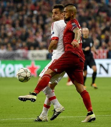 Fußball, Champions League, Viertelfinale, FC Bayern München - Benfica Lissabon 05.04.2016, xjhx, Fussball Champions League, FC Bayern Muenchen - Benfica Lissabon, emspor, v.l. Jonas (Benfica Lissabon), Arturo Vidal (FC Bayern Muenchen)