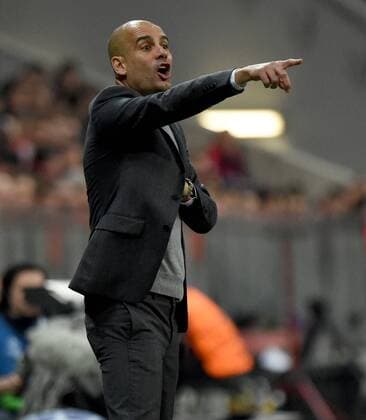 Fußball, Champions League, Viertelfinale, FC Bayern München - Benfica Lissabon 05.04.2016, xjhx, Fussball Champions League, FC Bayern Muenchen - Benfica Lissabon, emspor, v.l. Josep Pep Guardiola (Trainer FC Bayern Muenchen) gibt Anweisungen, gestikuliert, mit den Armen gestikulieren gives instructions, gesticulate, gesticolando.