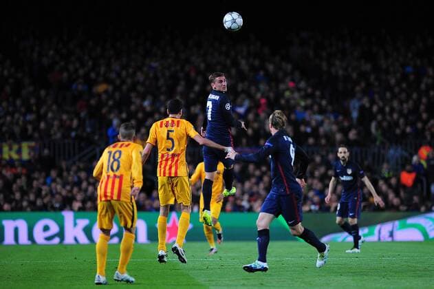 Fußball, Champions League, Viertelfinale, FC Barcelona - Atletico Madrid April 5, 2016 - Barcelona, Catalonia, Spain - Griezmann, of Atltico de Madrid, jumping to take the ball during the F.C. Barcelona vs Atletico de Madrid quarters of final UEFA Champions League match in Barcelona, 5 of April, 2016. FC Barcelona Barca v Club Atletico de Madrid - UEFA Champions League quarters of final - ZUMAn230