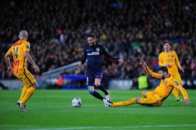 Fußball, Champions League, Viertelfinale, FC Barcelona - Atletico Madrid April 5, 2016 - Barcelona, Catalonia, Spain - Yannick Carrasco of Atltico de Madrid fighting for the ball wit Mascherano and PiquÃƒÂ© from F.C. Barcelona during the F.C. Barcelona vs Atletico de Madrid quarters of final UEFA Champions League match in Barcelona, 5 of April, 2016. FC Barcelona Barca v Club Atletico de Madrid - UEFA Champions League quarters of final  - ZUMAn230