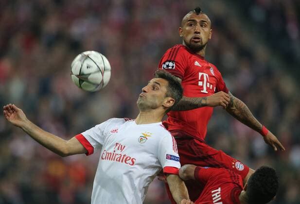 Fußball, Champions League, Viertelfinale, FC Bayern München - Benfica Lissabon SOCCER - CL, Bayern vs Benfica MUNICH,GERMANY,05.APR.16 - SOCCER - UEFA Champions League, quarterfinal, FC Bayern Muenchen vs SL Benfica Lisbon. Image shows Jonas (Benfica), Arturo Vidal and Thiago Alcantara (Bayern). GEPAxpictures xThomasxBachun