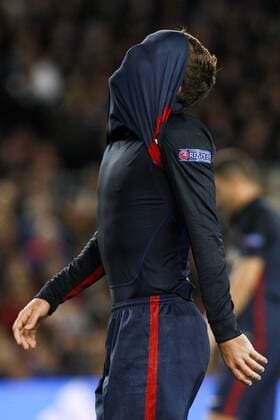 Fußball, Champions League, Viertelfinale, FC Barcelona - Atletico Madrid Atletico de Madrid French forward Antoine Griezmann reacts after missing a goal opportunity during a Champions league quarter final first leg match held at Camp Nou stadium in Barcelona, Catalonia, Spain, 5 April 2016. FC Barcelona Barca VS ATLETICO DE MADRID !ACHTUNG: NUR REDAKTIONELLE NUTZUNG!  BCN017 20160405-635954906729755505