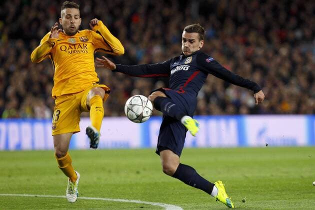 Fußball, Champions League, Viertelfinale, FC Barcelona - Atletico Madrid Atletico de Madrid French forward Antoine Griezmann (R) amis for a goal before FC Barcelona Barca Spanish defense Jordi Alba during a Champions league quarter final first leg match held at Camp Nou stadium in Barcelona, Catalonia, Spain, 5 April 2016. FC BARCELONA VS ATLETICO DE MADRID !ACHTUNG: NUR REDAKTIONELLE NUTZUNG!  BCN018 20160405-635954907377459201