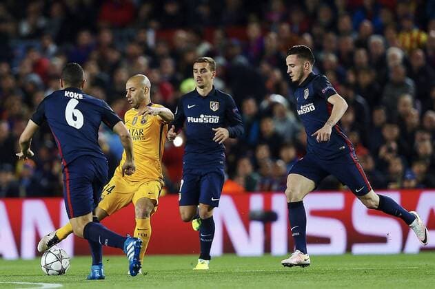 Atletico de Madrid players Koke (L), Niguez (R) and Griezmann (2R) in action before FC Barcelona Barca Argentinian defense Javier Mascherano during a Champions league quarter final first leg match held at Camp Nou stadium in Barcelona, Catalonia, Spain, 5 April 2016. FC BARCELONA VS ATLETICO DE MADRID !ACHTUNG: NUR REDAKTIONELLE NUTZUNG!  BCN019 20160405-635954907406318831