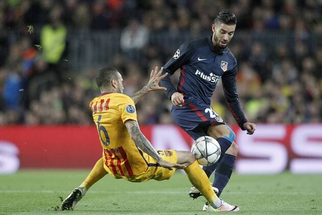 Fußball, Champions League, Viertelfinale, FC Barcelona - Atletico Madrid FC Barcelona Barca s Dani Alves (l) and Atletico de Madrid s Yannick Carrasco during Champions League 2015 2016 match. April 5,2016.  (2016040507)