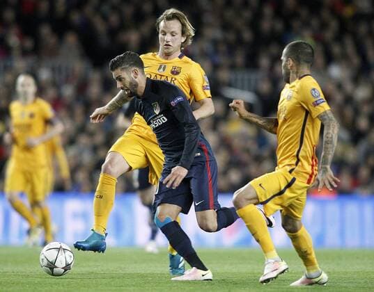 Fußball, Champions League, Viertelfinale, FC Barcelona - Atletico Madrid FC Barcelona Barca s Ivan Rakitic (l) and Dani Alves (r) and Atletico de Madrid s Yannick Carrasco during Champions League 2015 2016 match. April 5,2016.  (2016040508)