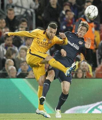 Fußball, Champions League, Viertelfinale, FC Barcelona - Atletico Madrid FC Barcelona Barca s Jordi Alba (l) and Atletico de Madrid s Fernando Torres during Champions League 2015 2016 match. April 5,2016.  (2016040510)