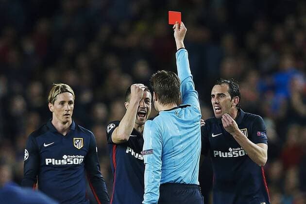 Themen der Woche - SPORT Bilder des Tages - SPORT Fußball, Champions League, Viertelfinale, FC Barcelona - Atletico Madrid German referee Felix Brych shows a red card at Atletico de Madrid s Spanish forward Fernando Torres during a Champions league quarter final first leg match held at Camp Nou stadium in Barcelona, Catalonia, Spain, 5 April 2016. FC Barcelona Barca VS ATLETICO DE MADRID !ACHTUNG: NUR REDAKTIONELLE NUTZUNG!  BCN020 20160405-635954908028602097