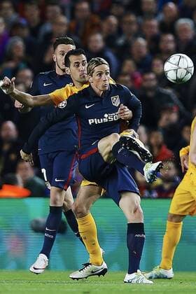 Fußball, Champions League, Viertelfinale, FC Barcelona - Atletico Madrid Atletico de Madrid Spanish forward Fernando Torres (c) and FC Barcelona Barca Spanish midfielder Sergio Busquets fight for the ball during a Champions league quarter final first leg match held at Camp Nou stadium in Barcelona, Catalonia, Spain, 5 April 2016. FC BARCELONA VS ATLETICO DE MADRID !ACHTUNG: NUR REDAKTIONELLE NUTZUNG!  BCN021 20160405-635954908688794097