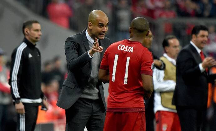 Fußball, Champions League, Viertelfinale, FC Bayern München - Benfica Lissabon 05.04.2016, xjhx, Fussball Champions League, FC Bayern Muenchen - Benfica Lissabon, emspor, v.l. Josep Pep Guardiola (Trainer FC Bayern Muenchen) gibt Anweisungen, gestikuliert, mit den Armen gestikulieren gives instructions, gesticulate, gesticolando zu Douglas Costa (FC Bayern Muenchen)
