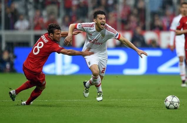 Fußball, Champions League, Viertelfinale, FC Bayern München - Benfica Lissabon FUSSBALL CHAMPIONS LEAGUE SAISON 2015 2016 VIERTELFINALE HINSPIEL FC Bayern Muenchen - Benfica Lissabon 05.04.2016 Juan Bernat (li, FC Bayern Muenchen) gegen Pizzi (re, Benfica Lissabon) 