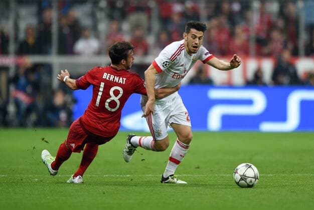 Fußball, Champions League, Viertelfinale, FC Bayern München - Benfica Lissabon FUSSBALL CHAMPIONS LEAGUE SAISON 2015 2016 VIERTELFINALE HINSPIEL FC Bayern Muenchen - Benfica Lissabon 05.04.2016 Juan Bernat (li, FC Bayern Muenchen) gegen Pizzi (re, Benfica Lissabon) 