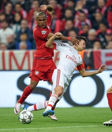 Fußball, Champions League, Viertelfinale, FC Bayern München - Benfica Lissabon FUSSBALL CHAMPIONS LEAGUE SAISON 2015 2016 VIERTELFINALE HINSPIEL FC Bayern Muenchen - Benfica Lissabon 05.04.2016 Douglas Costa (li, FC Bayern Muenchen) gegen Nicolas Gaitan (re, Benfica Lissabon) 