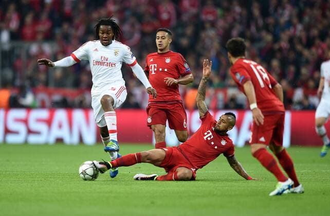 Fußball, Champions League, Viertelfinale, FC Bayern München - Benfica Lissabon FUSSBALL CHAMPIONS LEAGUE SAISON 2015 2016 VIERTELFINALE HINSPIEL FC Bayern Muenchen - Benfica Lissabon 05.04.2016 Renato Sanches (li, Benfica Lissabon) gegen Thiago Alcantara, Arturo Vidal und Juan Bernat (v.l., alle FC Bayern Muenchen) 