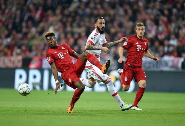 Fußball, Champions League, Viertelfinale, FC Bayern München - Benfica Lissabon FUSSBALL CHAMPIONS LEAGUE SAISON 2015 2016 VIERTELFINALE HINSPIEL FC Bayern Muenchen - Benfica Lissabon 05.04.2016 David Alaba (li) und Joshua Kimmich (re, beide FC Bayern Muenchen) gegeb Kostas Mitroglou (Mitte, Benfica Lissabon) 