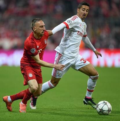 Fußball, Champions League, Viertelfinale, FC Bayern München - Benfica Lissabon FUSSBALL CHAMPIONS LEAGUE SAISON 2015 2016 VIERTELFINALE HINSPIEL FC Bayern Muenchen - Benfica Lissabon 05.04.2016 Franck Ribery (li, FC Bayern Muenchen) gegen Andre Almeida (re, Benfica Lissabon) 