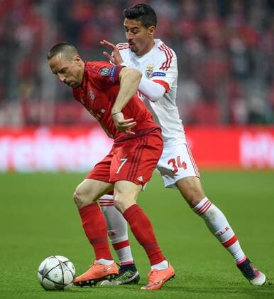 Fußball, Champions League, Viertelfinale, FC Bayern München - Benfica Lissabon FUSSBALL CHAMPIONS LEAGUE SAISON 2015 2016 VIERTELFINALE HINSPIEL FC Bayern Muenchen - Benfica Lissabon 05.04.2016 Franck Ribery (li, FC Bayern Muenchen) gegen Andre Almeida (re, Benfica Lissabon) 