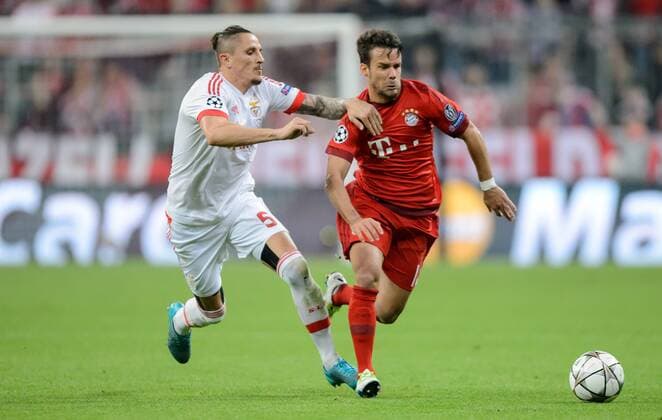 5. April 2016: Muenchen, Allianz Arena: Fussball UEFA Champions League, Viertelfinale: FC Bayern Muenchen - Benfica Lissabon: Muenchens Juan Bernat (rot) gegen Lissabons Ljubomir Fejsa.