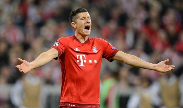 5. April 2016: Muenchen, Allianz Arena: Fussball UEFA Champions League, Viertelfinale: FC Bayern Muenchen - Benfica Lissabon: Muenchens Robert Lewandowski beschwert sich.