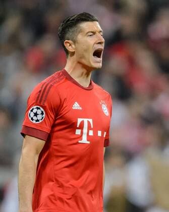 5. April 2016: Muenchen, Allianz Arena: Fussball UEFA Champions League, Viertelfinale: FC Bayern Muenchen - Benfica Lissabon: Muenchens Robert Lewandowski beschwert sich.